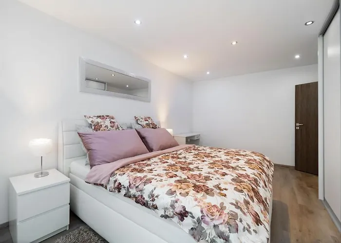 Spacious 1-bedroom * マルティン